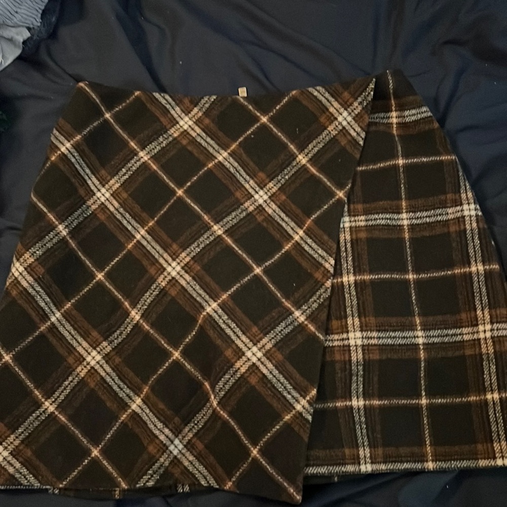 New hollister plaid mini skirt, I’ve only worn it once.